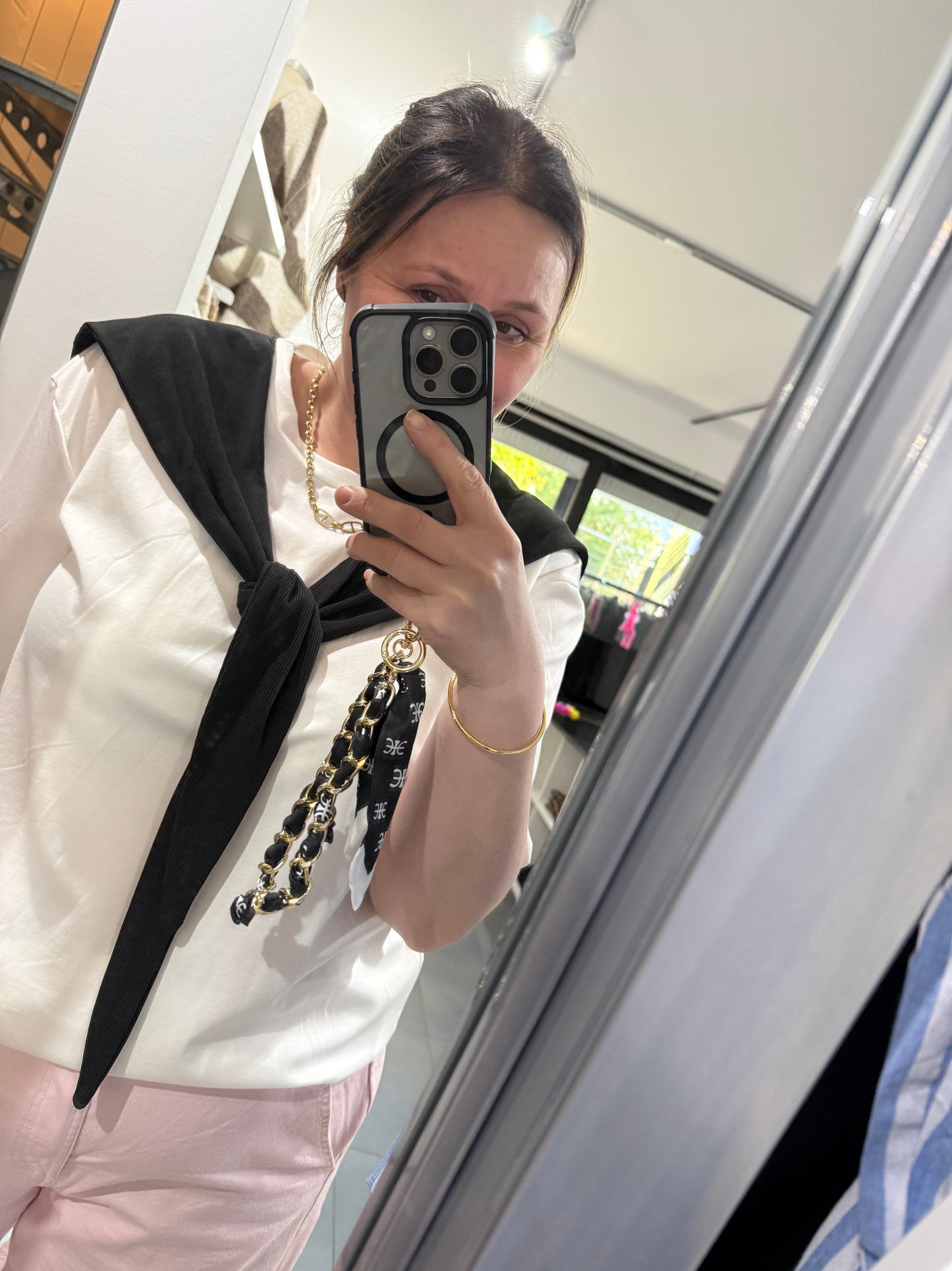 Minimalistisches Tshirt mit integriertem Tuch