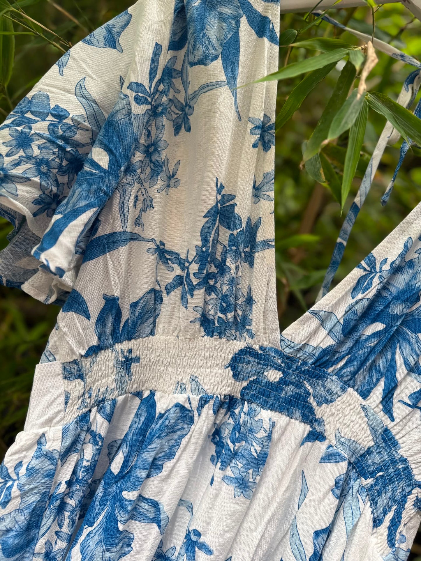 Sommerkleid mit blauem Blumenmuster