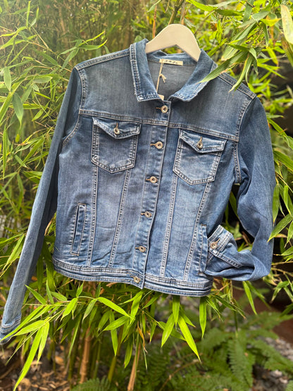 Schmale Jeansjacke mit Stretch