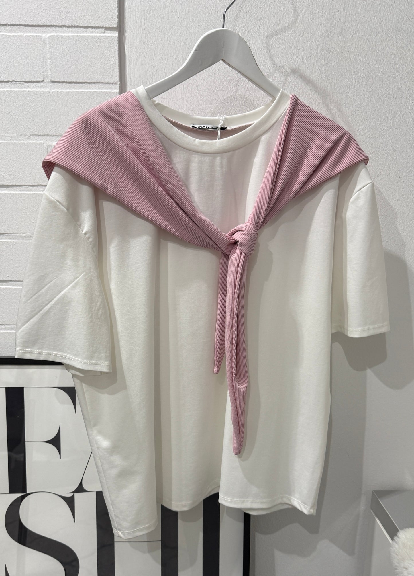 Minimalistisches Tshirt mit integriertem Tuch