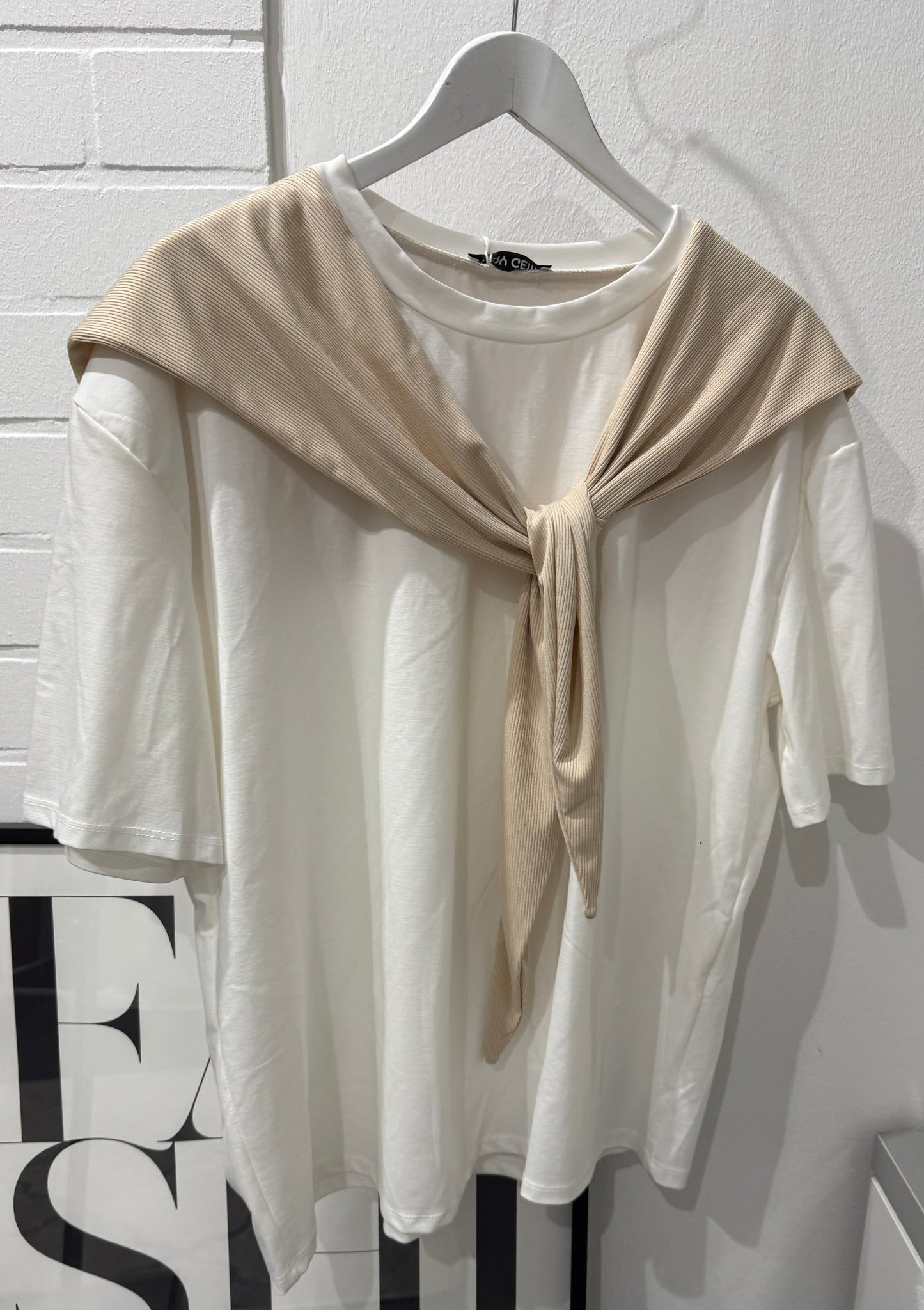 Minimalistisches Tshirt mit integriertem Tuch