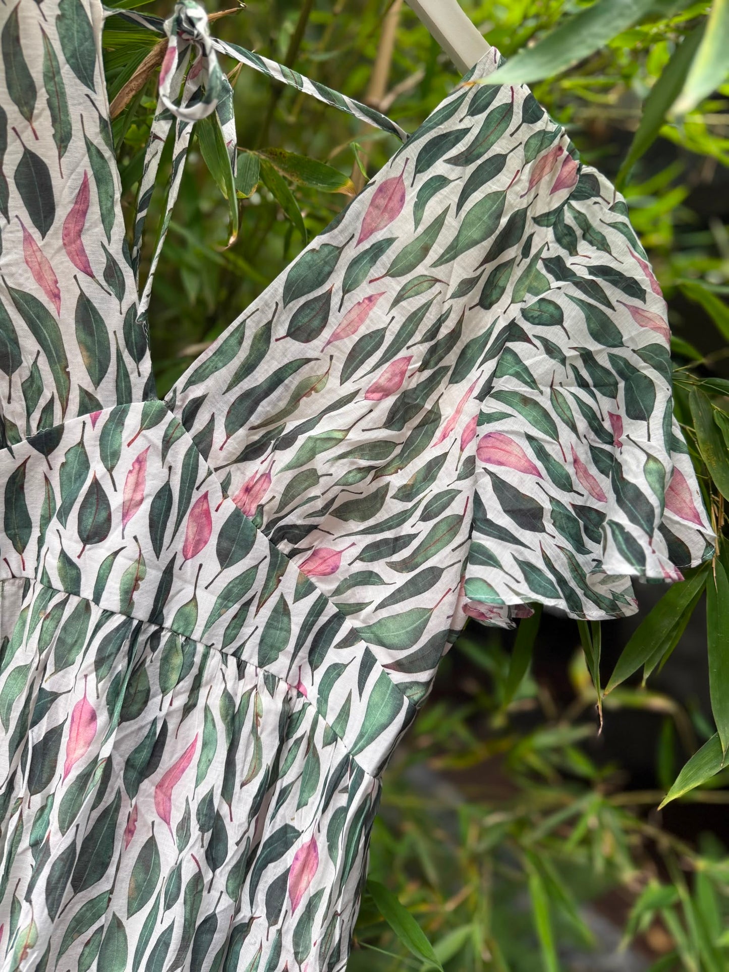 Sommerkleid mit Blätterprint