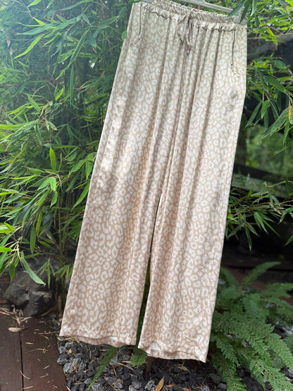 Leichte Sommerhose mit Leo-Print