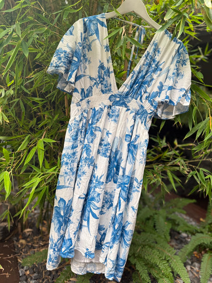 Sommerkleid mit blauem Blumenmuster