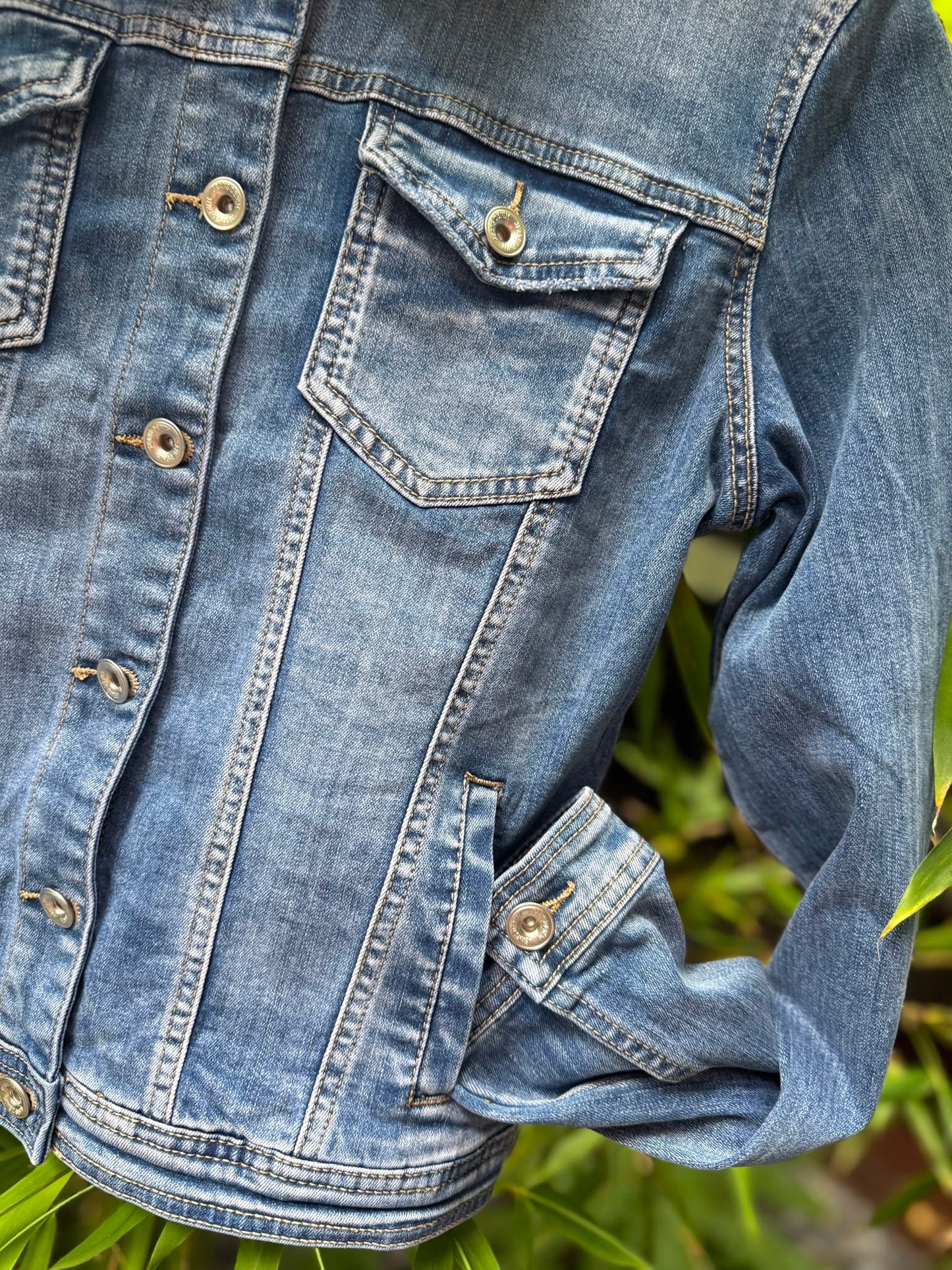 Schmale Jeansjacke mit Stretch