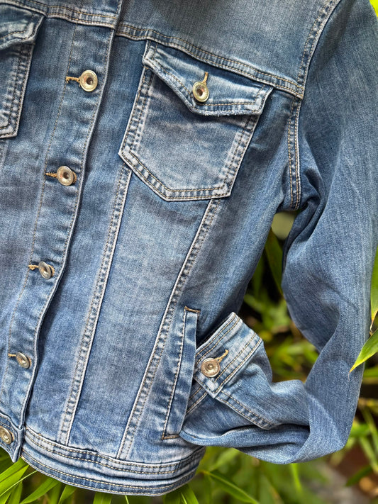 Schmale Jeansjacke mit Stretch