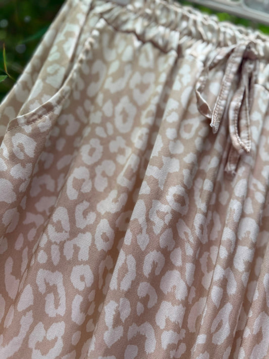 Leichte Sommerhose mit Leo-Print
