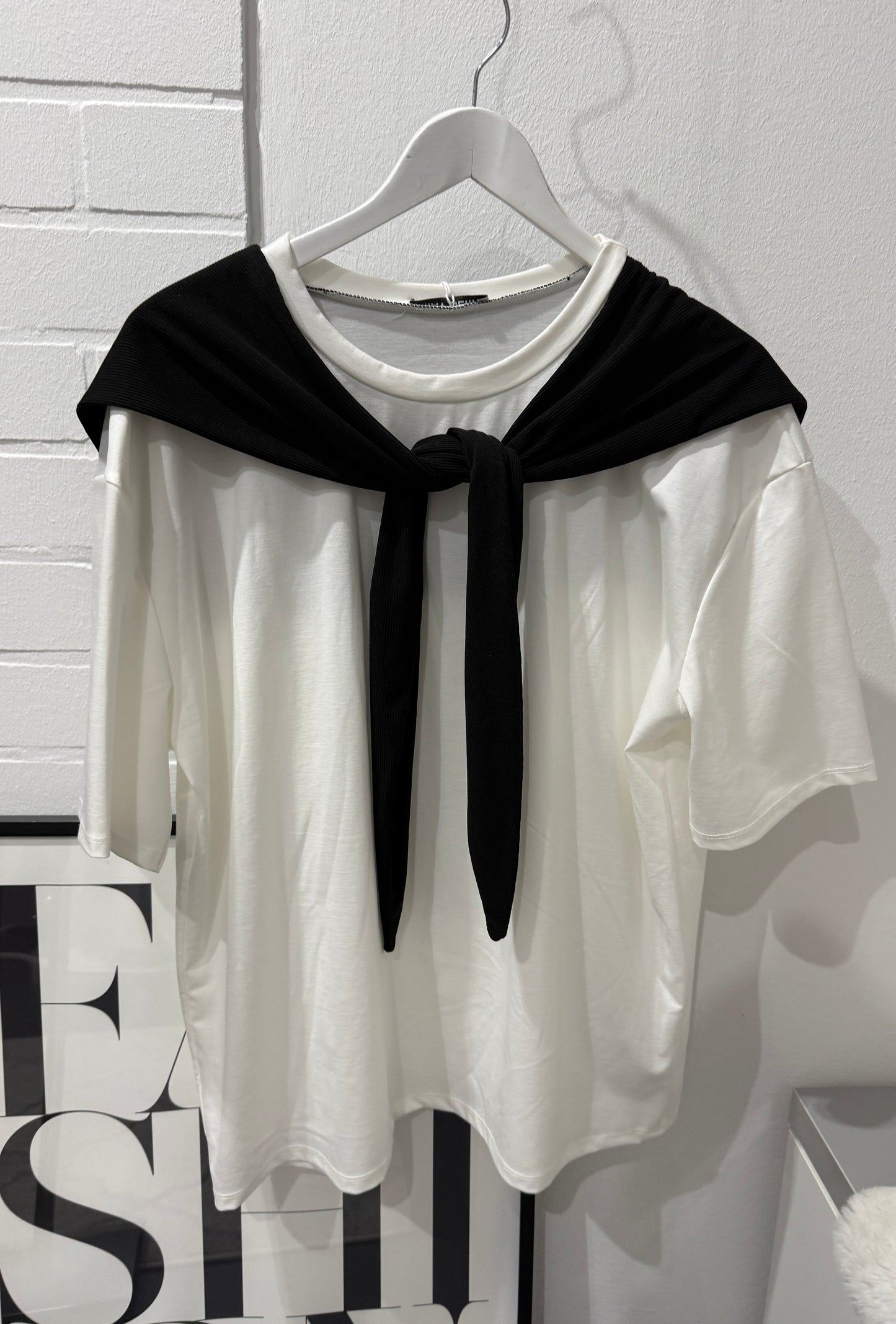 Minimalistisches Tshirt mit integriertem Tuch