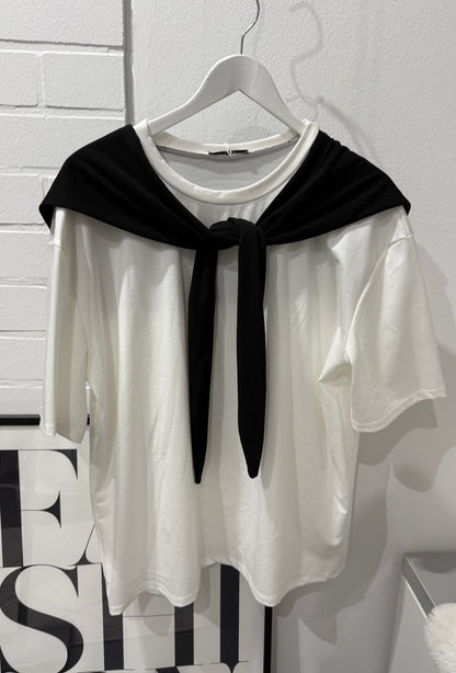 Minimalistisches Tshirt mit integriertem Tuch