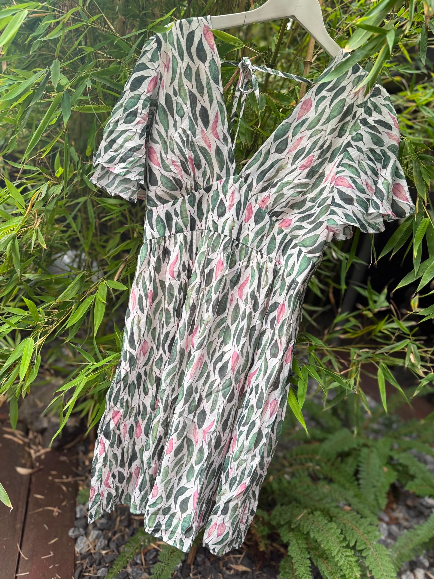 Sommerkleid mit Blätterprint