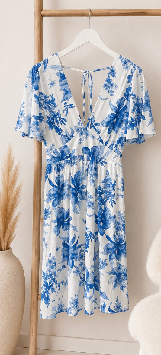 Sommerkleid mit blauem Blumenmuster