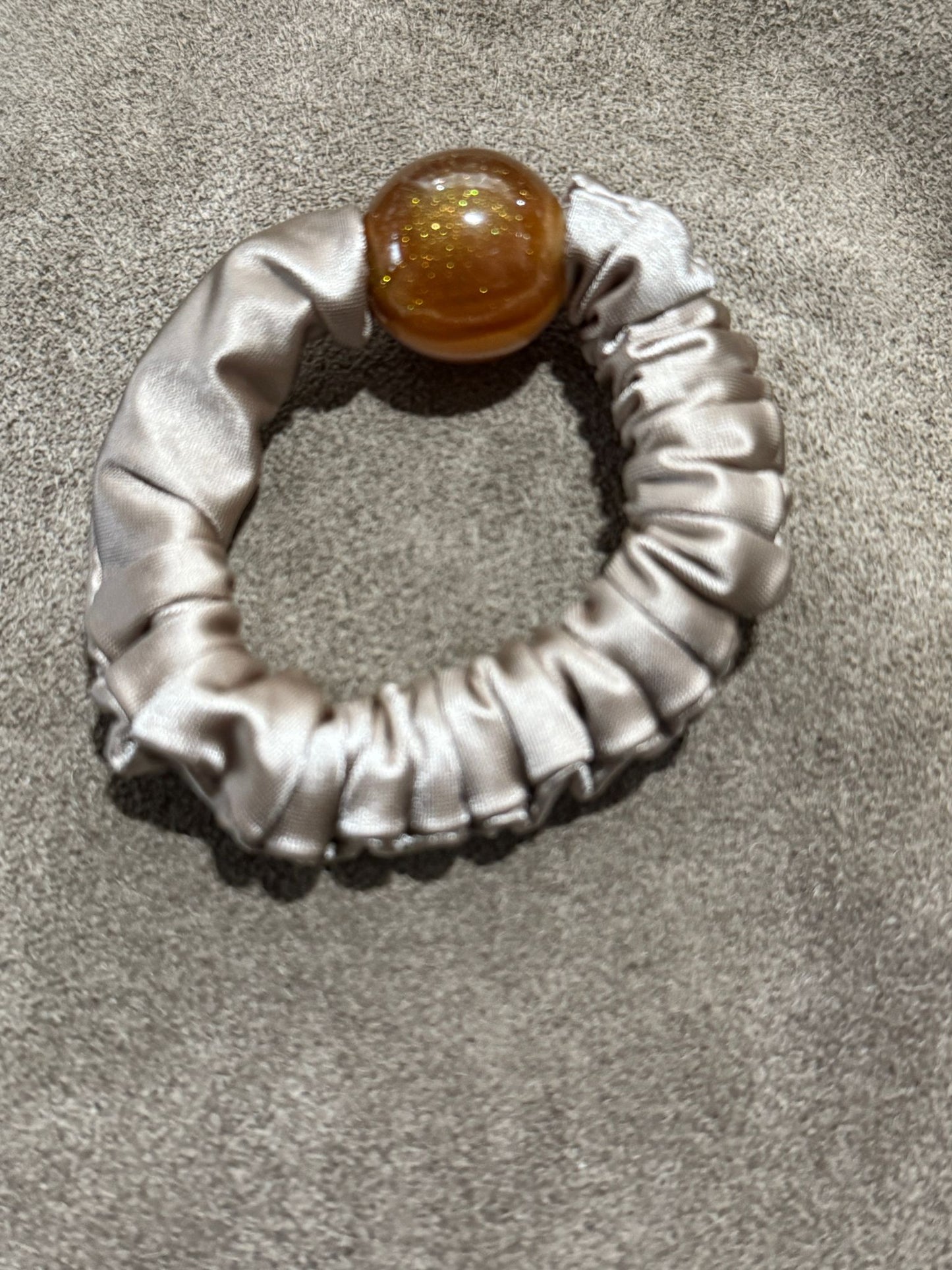 Elastisches Haargummi-Armband mit Designelement