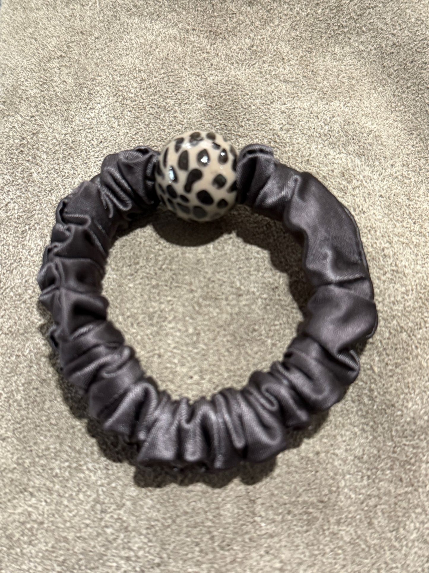 Elastisches Haargummi-Armband mit Designelement