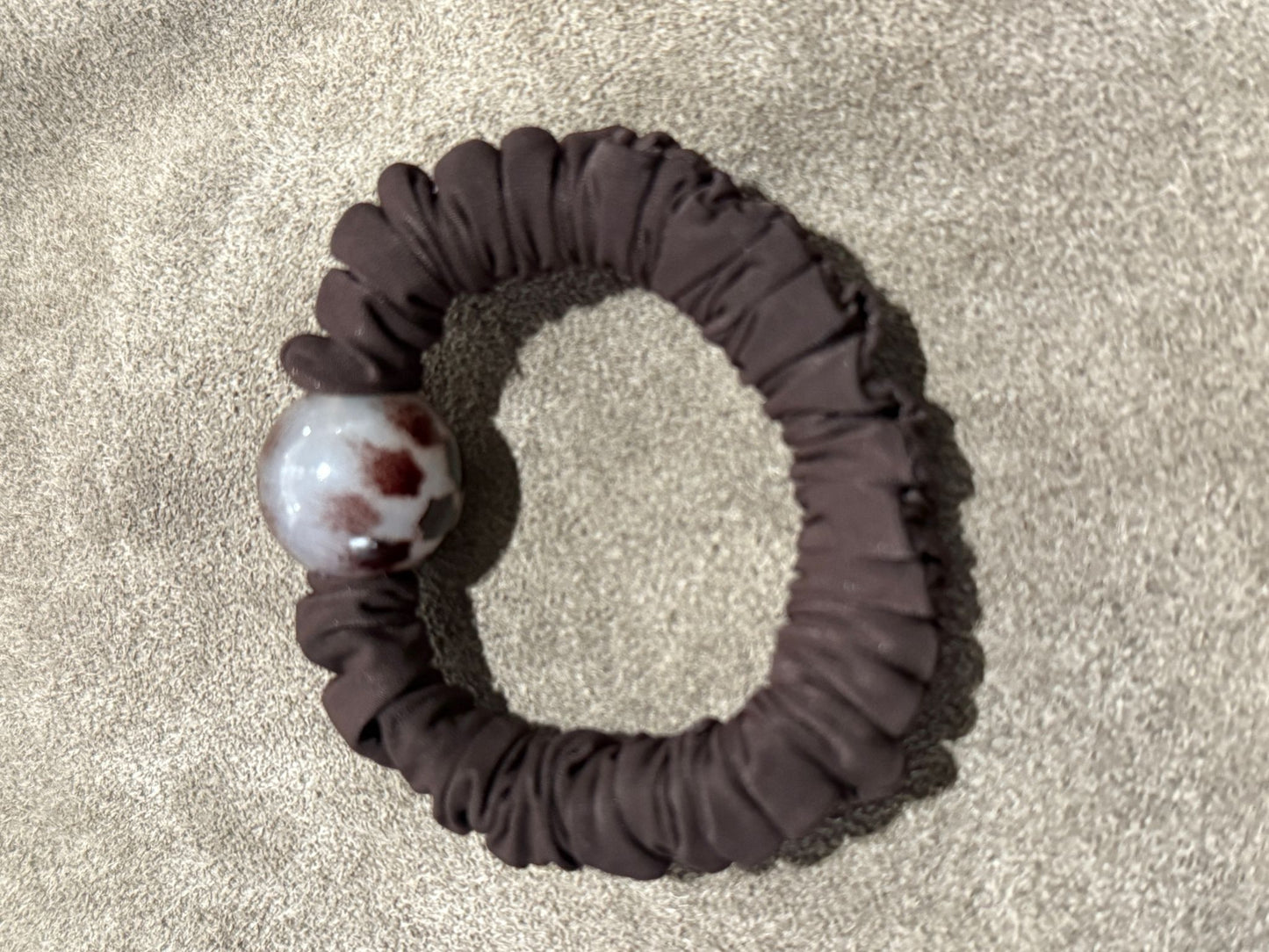 Elastisches Haargummi-Armband mit Designelement