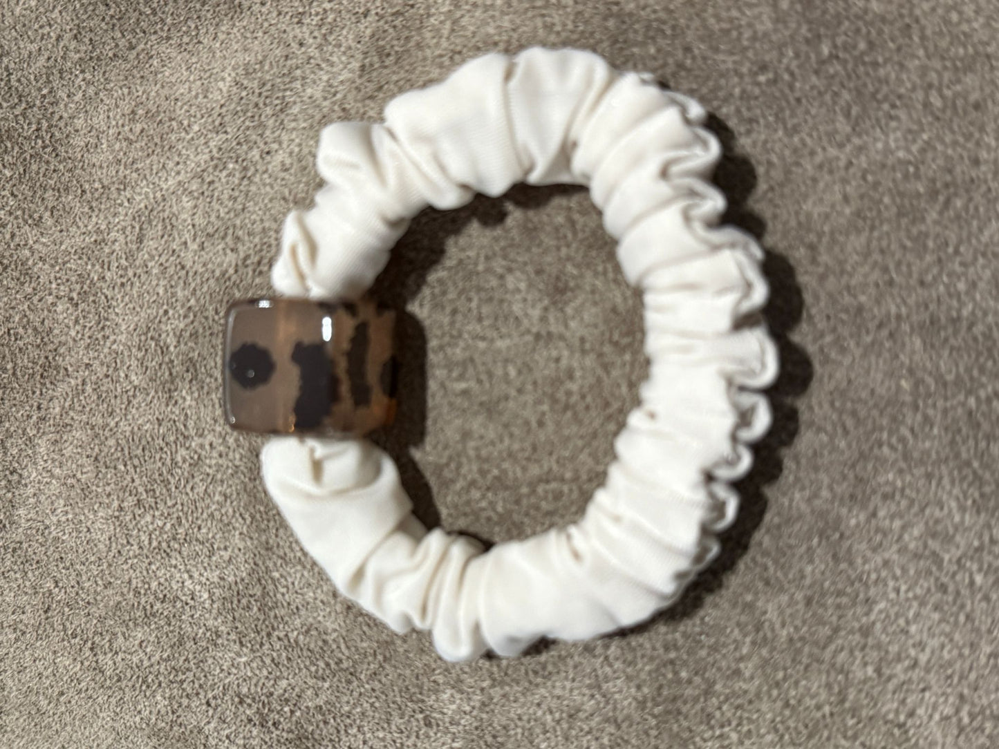 Elastisches Haargummi-Armband mit Designelement