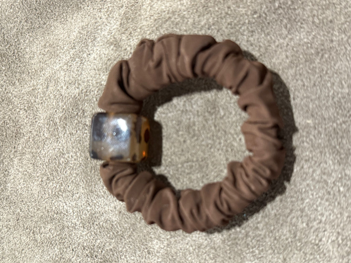 Elastisches Haargummi-Armband mit Designelement