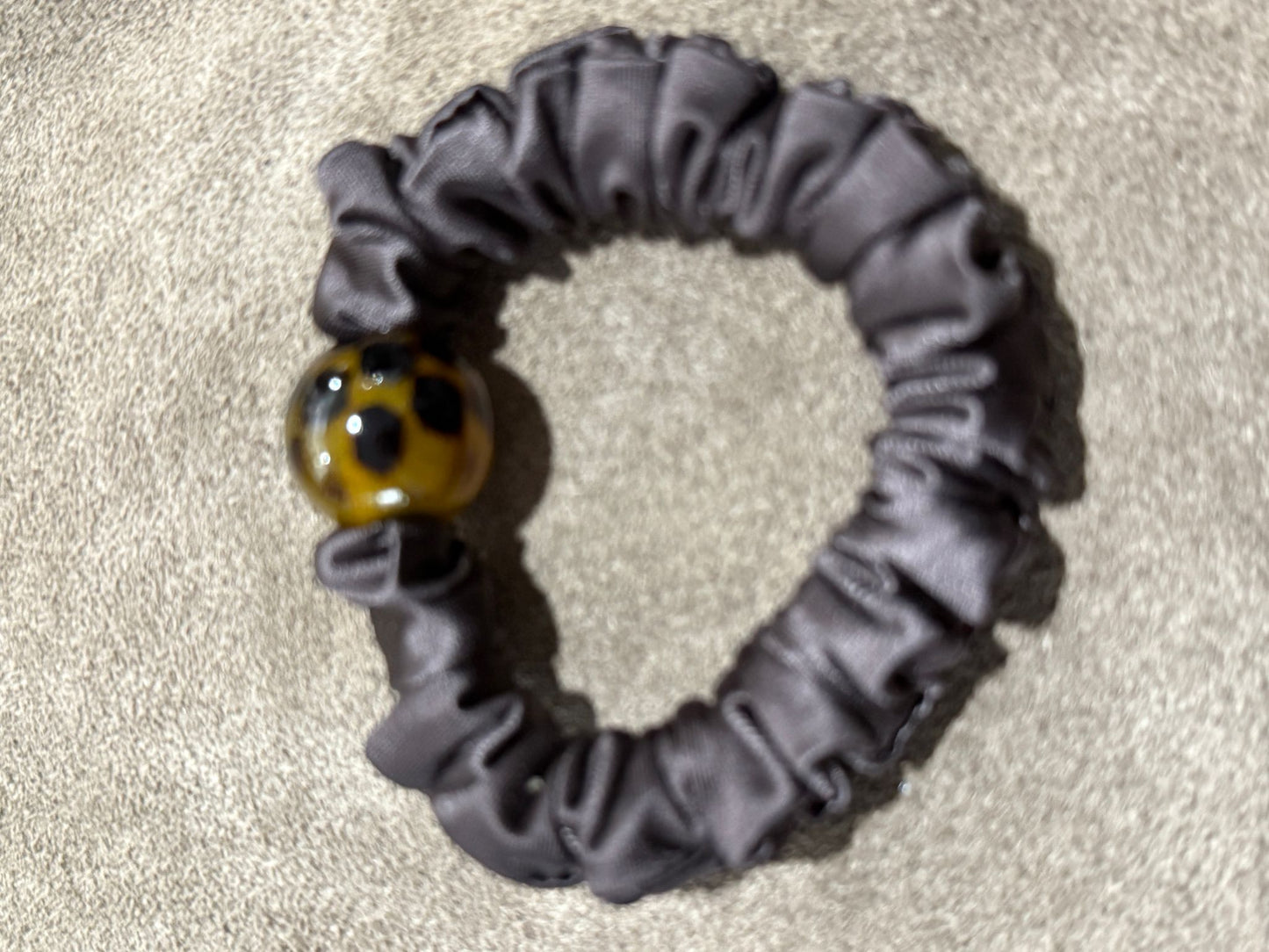 Elastisches Haargummi-Armband mit Designelement