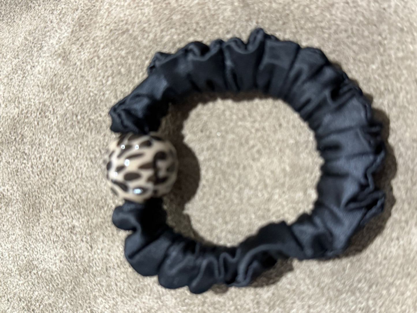 Elastisches Haargummi-Armband mit Designelement