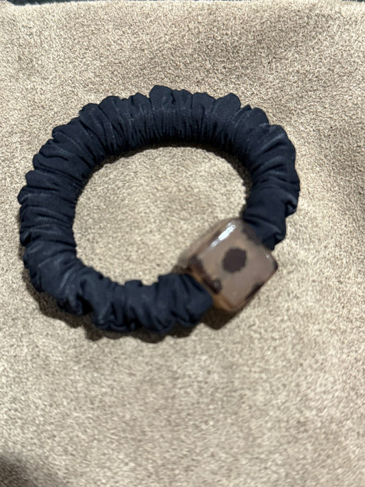 Elastisches Haargummi-Armband mit Designelement