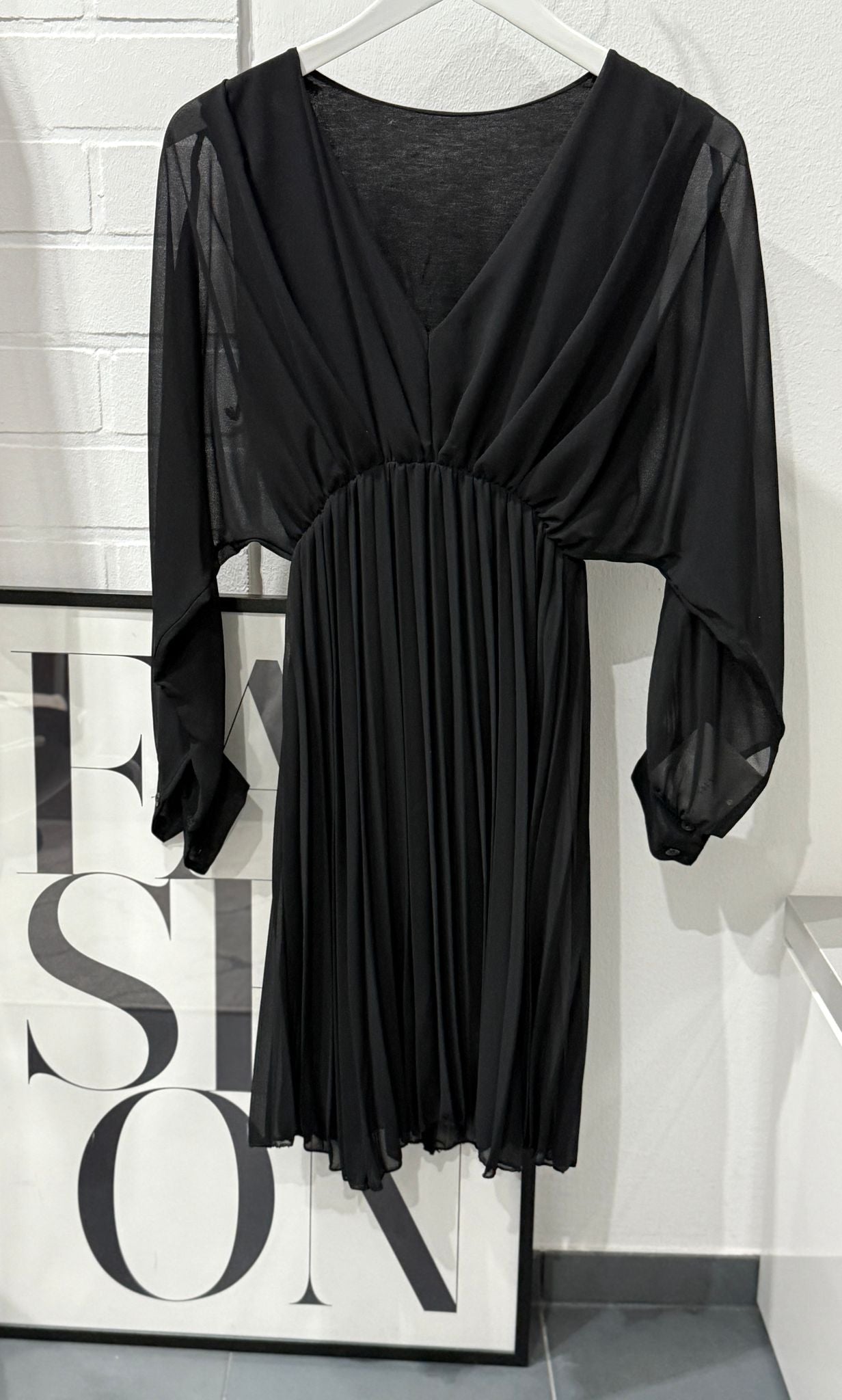 Elegantes Plisseekleid mit V-Ausschnitt