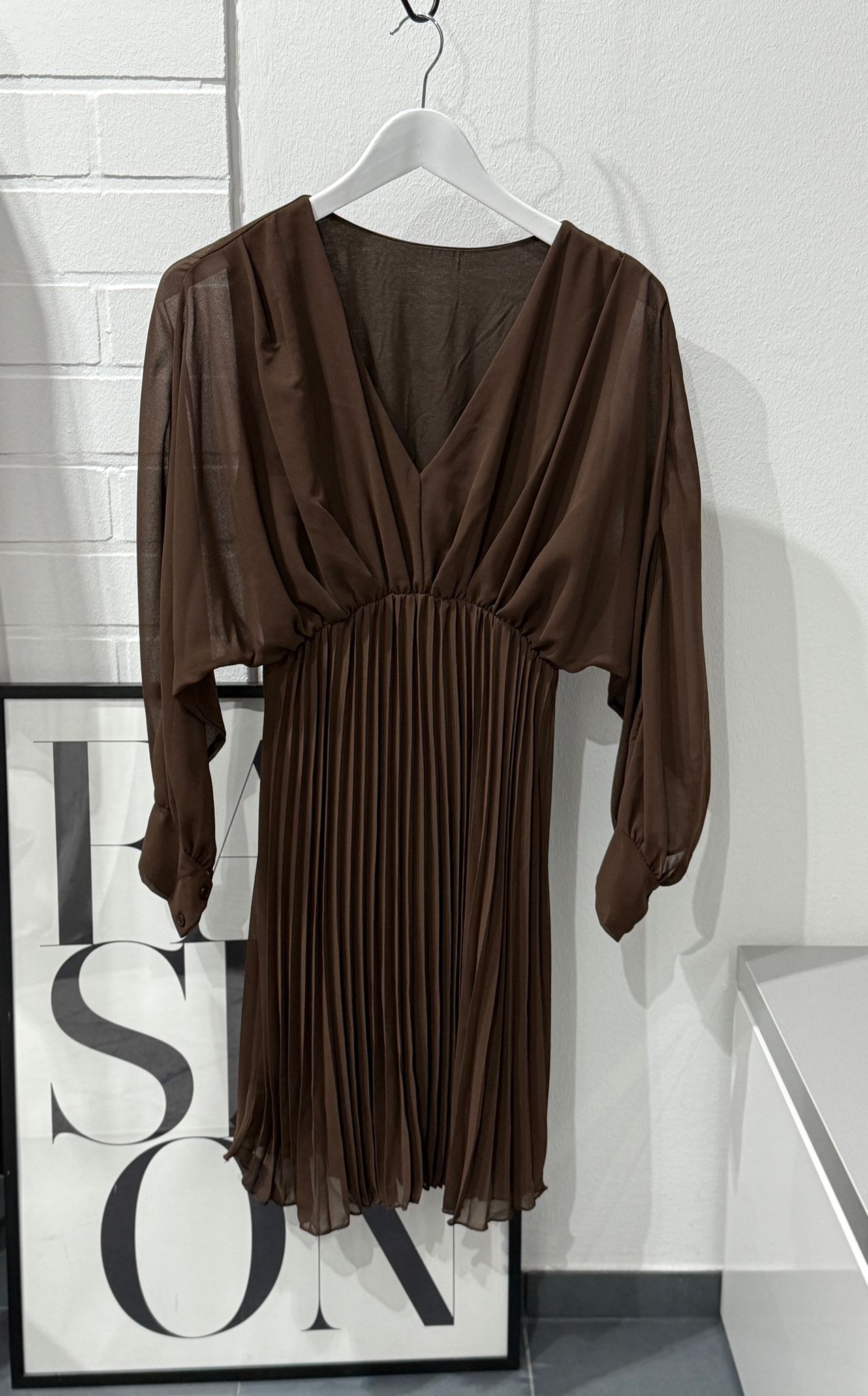 Elegantes Plisseekleid mit V-Ausschnitt